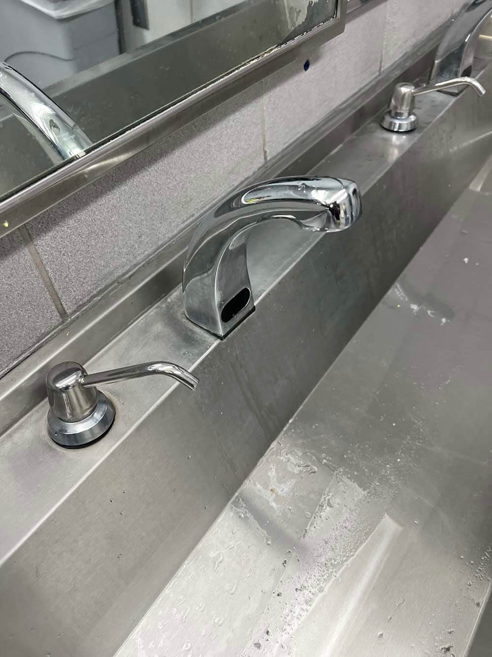 Commercial stainless steel sinks